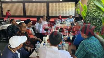 Ketua 9 Partai Politik non parlemen saat pertemuan dengan pasangan Yani-Alif di Rumah Makan Pawon Cabe, Gresik, Senin (2/9/2024).