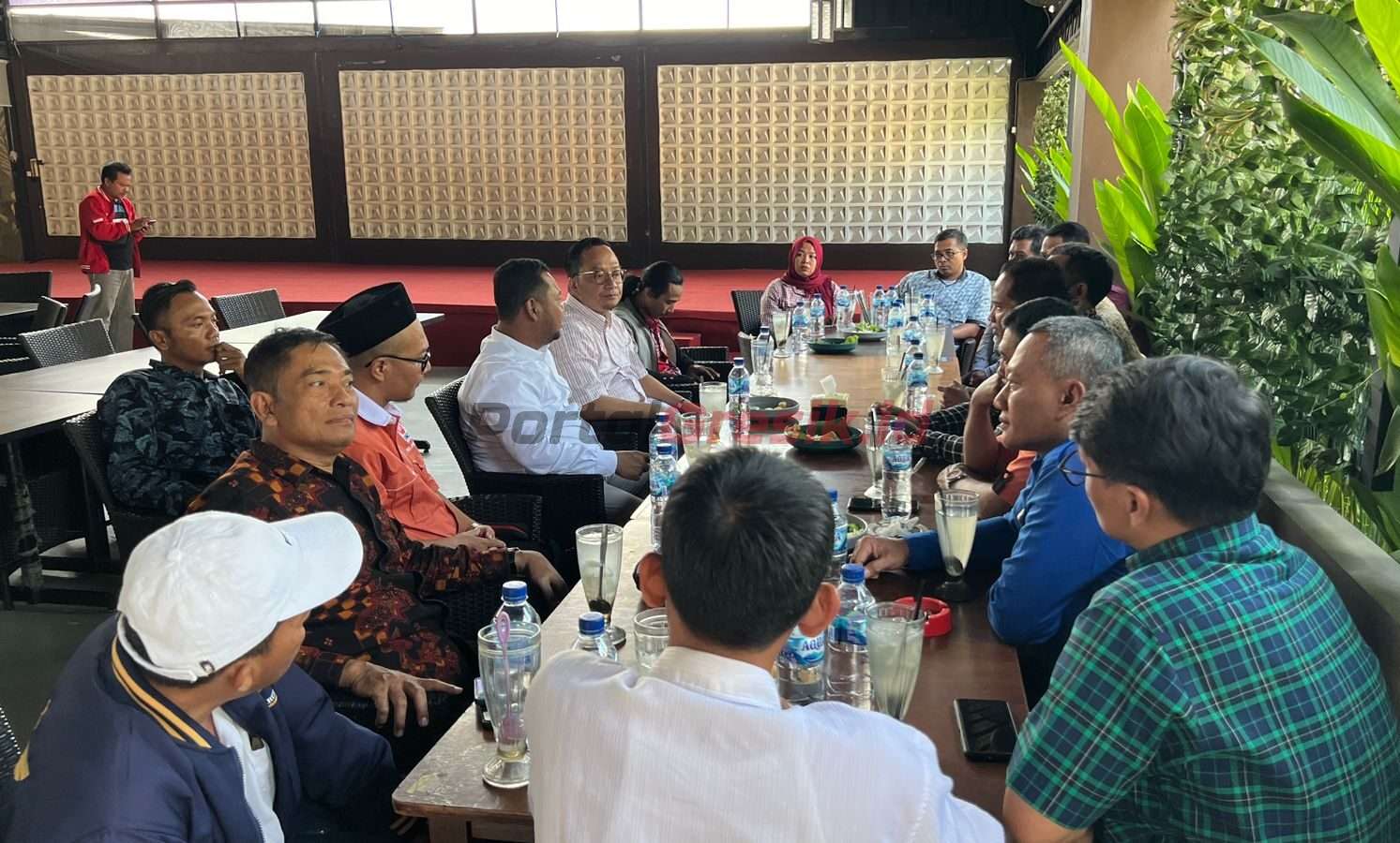 Ketua 9 Partai Politik non parlemen saat pertemuan dengan pasangan Yani-Alif di Rumah Makan Pawon Cabe, Gresik, Senin (2/9/2024).