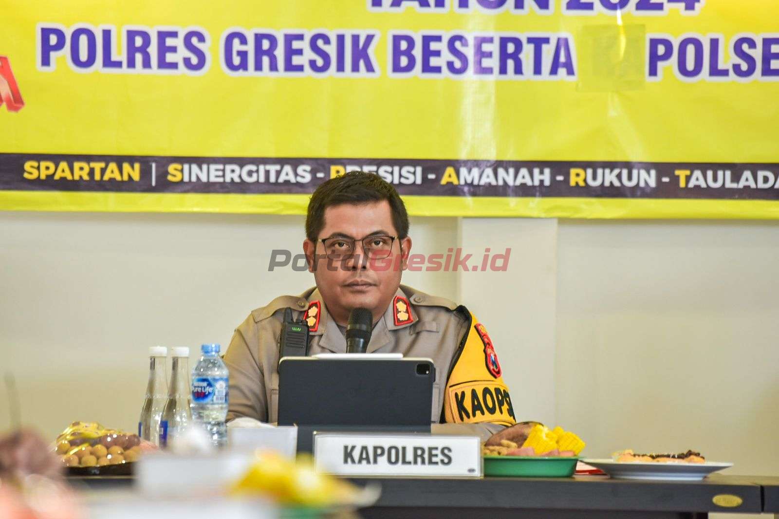 Rapat Anev dipimpin langsung oleh Kapolres Gresik, AKBP Arief Kurniawan, S.I.K., dan dihadiri oleh PJU dan seluruh jajaran Kapolsek, Selasa (03/09/2024) siang.