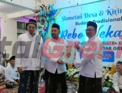 Hadiri Peringatan Rebo Wekasan Desa Suci,  Bupati Gresik Fandi Ahmad Yani Serahkan Sertifikat TKD