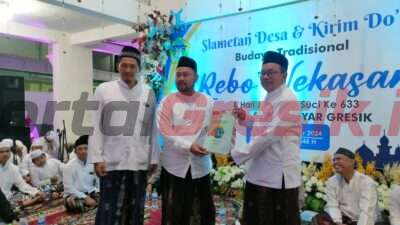 Hadiri Peringatan Rebo Wekasan Desa Suci,  Bupati Gresik Fandi Ahmad Yani Serahkan Sertifikat TKD