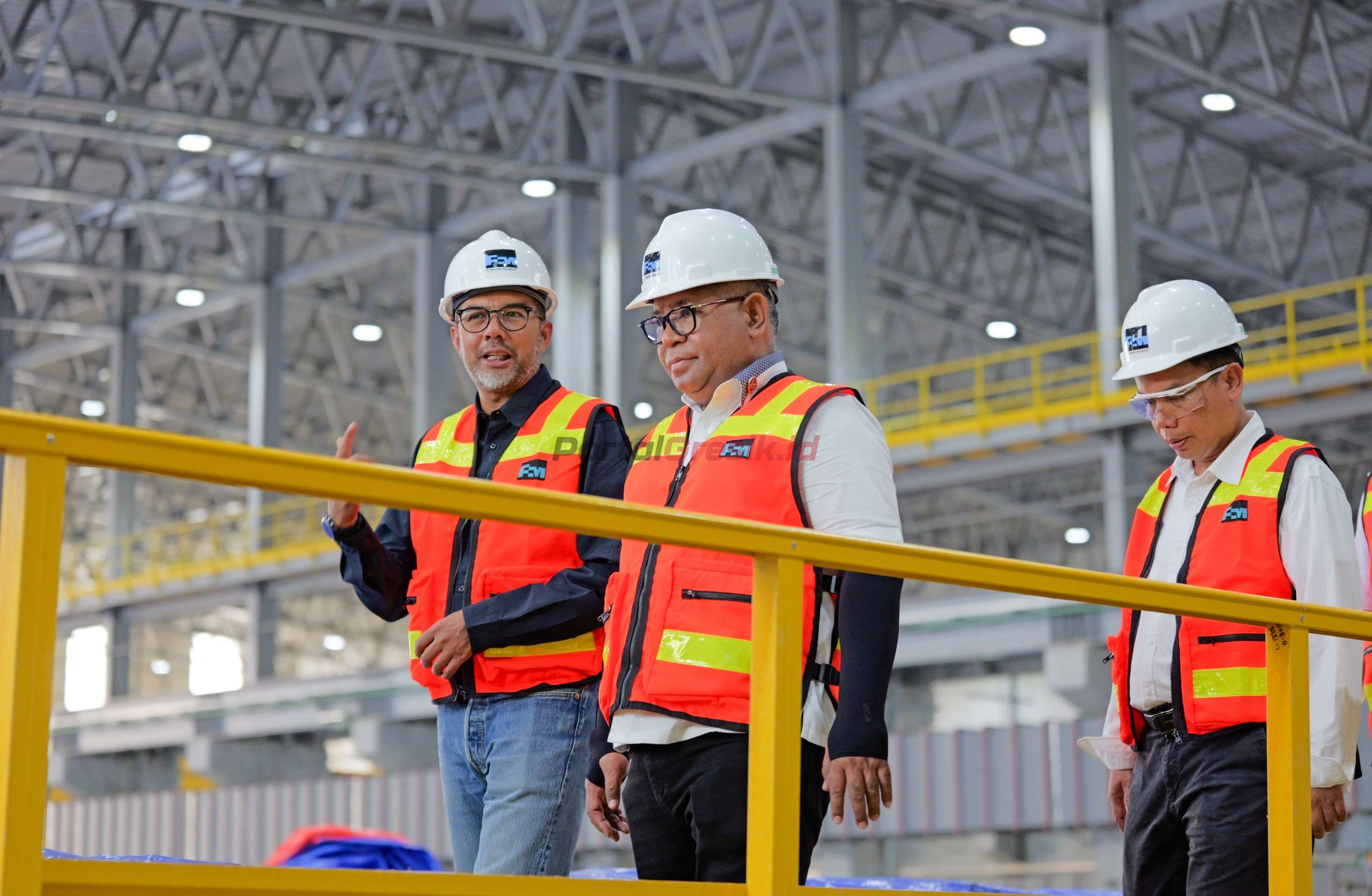 Febry Calvin Tetelepta, Deputi KSP didampingi oleh Harry Pancasakti dalam kunjungan ke Smelter Freeport, Senin (02/09/2024).