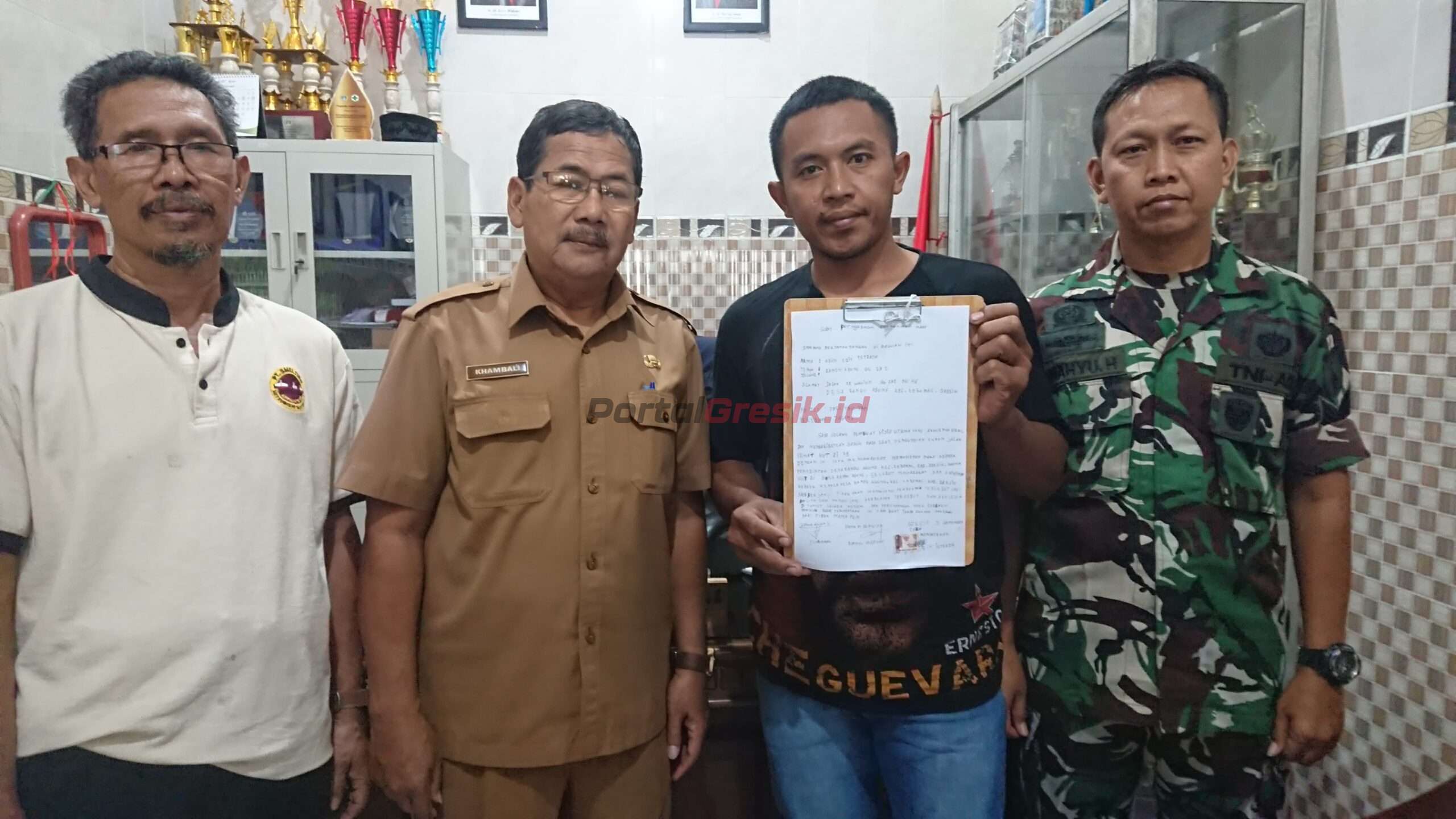 Perekam video fitnah "Pengundian Jalan Sehat" (Tengah) desa Randuagung, Kecamatan Kebomas, Kabupaten Gresik saat mendatangi balai desa Randuagung. Selasa, (3/9//2024).