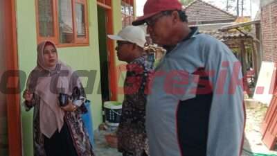 Pembangunan kelas MI Mahalul Ulum Desa Katimoho ditinjau oleh Kades Rini Aprilia bersama Ketua BPD Mulyono dan Sekdes Arip Cahyono.