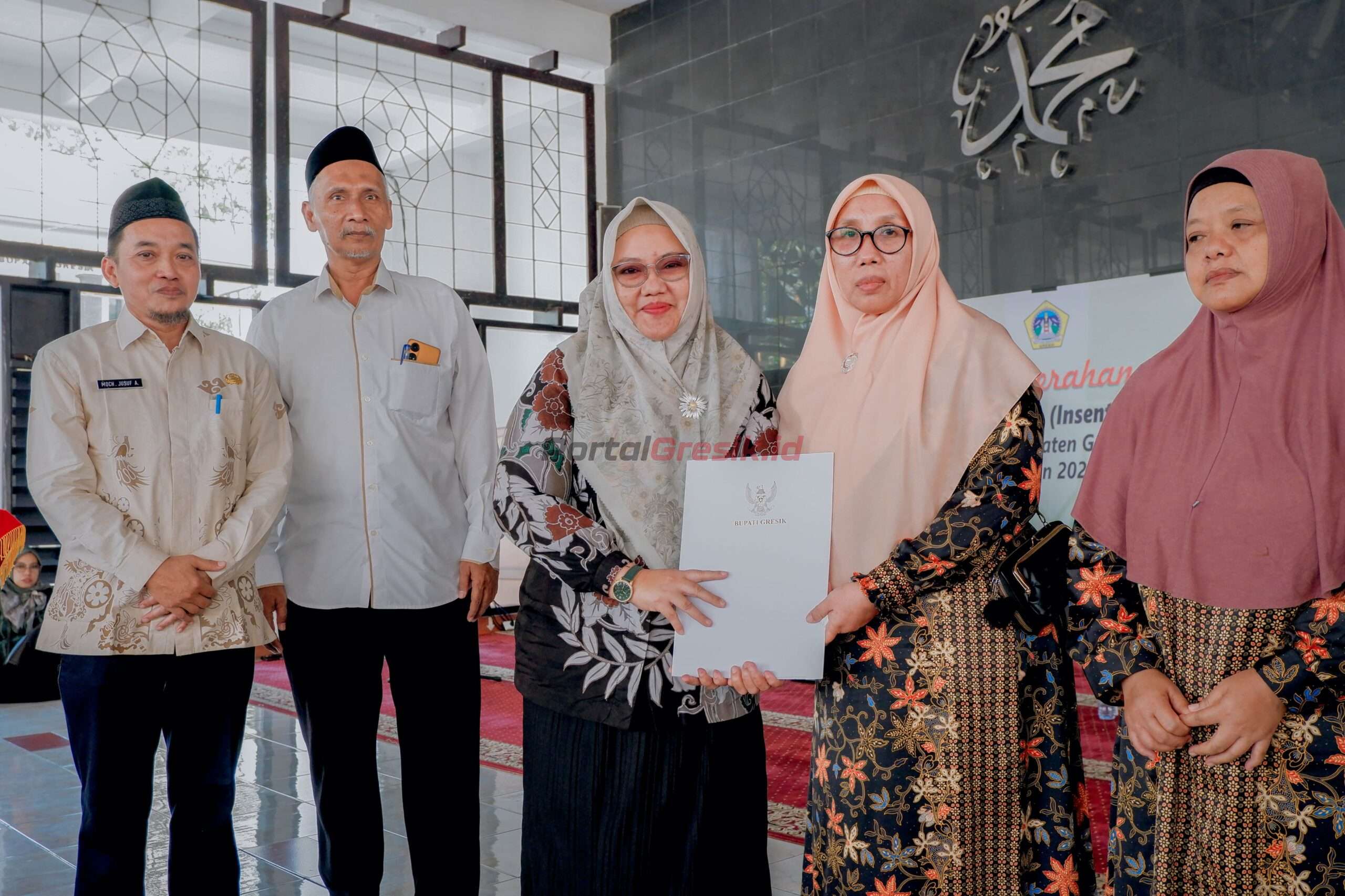 Wakil Bupati Gresik Aminatun Habibah menyalurkan tunjangan kehormatan dan insentif kepada 1.067 penghafal Al-Quran atau huffadz se-Kabupaten Gresik.