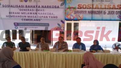 Petugas dari Polsek dan BNNK Gresik saat sosialisasi bahaya judol dan narkoba