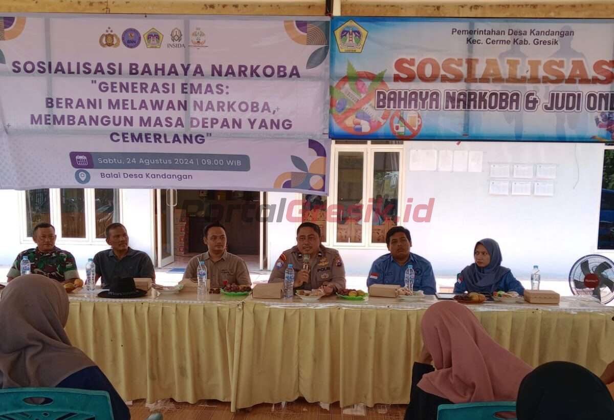 Petugas dari Polsek dan BNNK Gresik saat sosialisasi bahaya judol dan narkoba