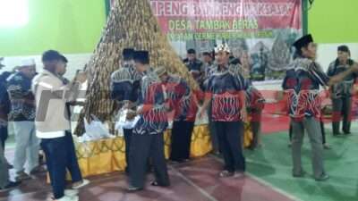 Tumpeng Raksasa dari 2500 Ikan Bandeng Bakar Warnai Sedekah Bumi Tambak Beras Cerme