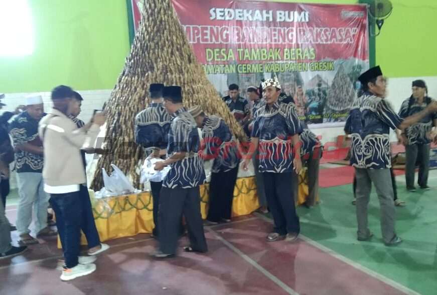 Tumpeng raksasa terbuat dari 2500 ikan bandeng bakar di Sedekah Bumi Tambak Beras