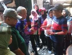 Bentuk Perhatian, Pemerintah Desa Randuagung Serahkan Bantuan Pada Korban Kebakaran Di Desanya