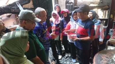 Bentuk Perhatian, Pemerintah Desa Randuagung Serahkan Bantuan Pada Korban Kebakaran Di Desanya