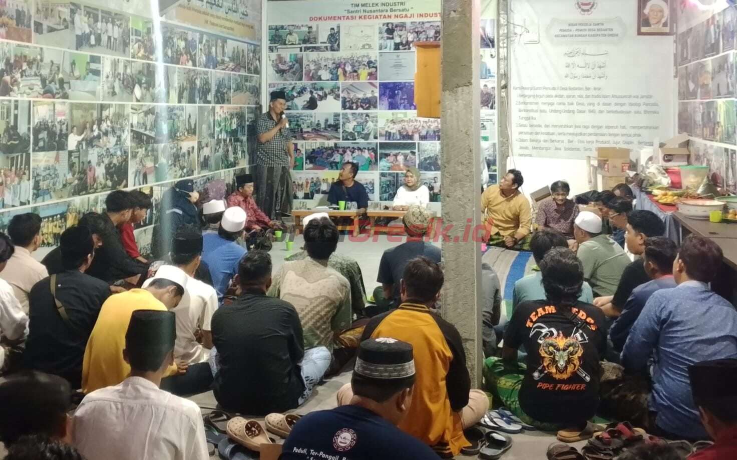 Ngaji Industri digelar di Mabes Tim Melek Industri SNB di Desa Bedanten, Kecamatan Bungah, Kabupaten Gresik, Jawa Timur, Sabtu (7/9/2024) malam.