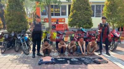 Lima pemuda saat diamankan Unit Raimas dan Dalmas Sat Samapta Polres Gresik, Minggu (08/09/2024) dini hari.