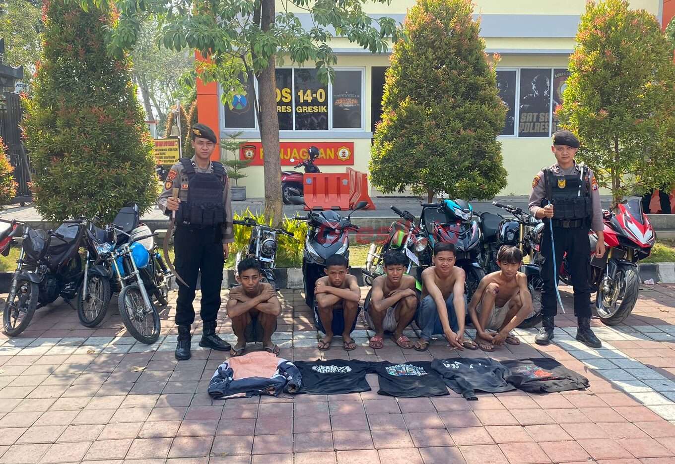 Lima pemuda saat diamankan Unit Raimas dan Dalmas Sat Samapta Polres Gresik, Minggu (08/09/2024) dini hari.