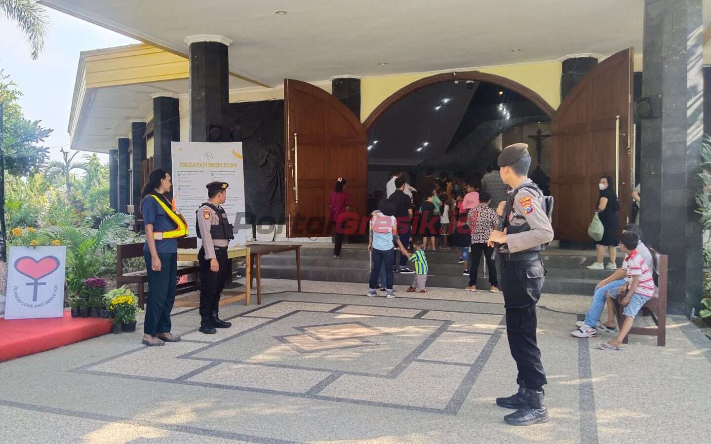 Satuan personel Polres Gresik saat lakukan pengamanan di Gereja sebagai bentuk komitmen Polri dalam menjaga keamanan dan ketertiban masyarakat (Kamtibmas).Minggu (08/09/2024).