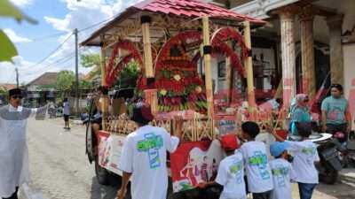 Arak-arakan tumpeng hasil bumi, Ogoh-ogoh hewan dan berbagai karakter serta Seni Budaya dalam rangka peringatan sedekah bumi Desa Mojotengah Menganti, minggu (8/9/2024) Siang.