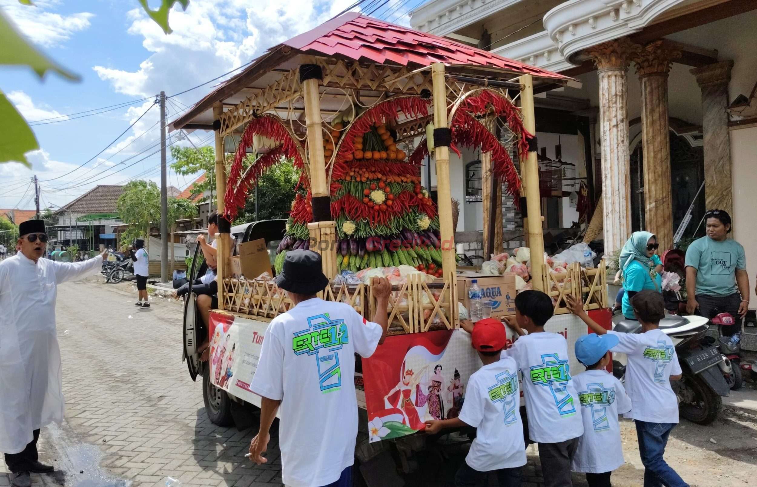 Arak-arakan tumpeng hasil bumi, Ogoh-ogoh hewan dan berbagai karakter serta Seni Budaya dalam rangka peringatan sedekah bumi Desa Mojotengah Menganti, minggu (8/9/2024) Siang.