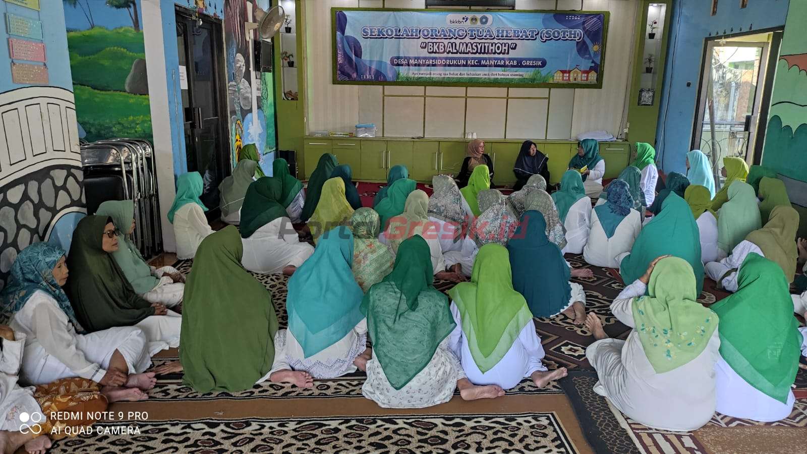 Komunitas lansia yang tergabung dalam Karang Werda Syifa’ul Qulub Desa Manyarsidorukun mengadakan sholawatan menyambut Maulid Nabi Muhammad SAW.