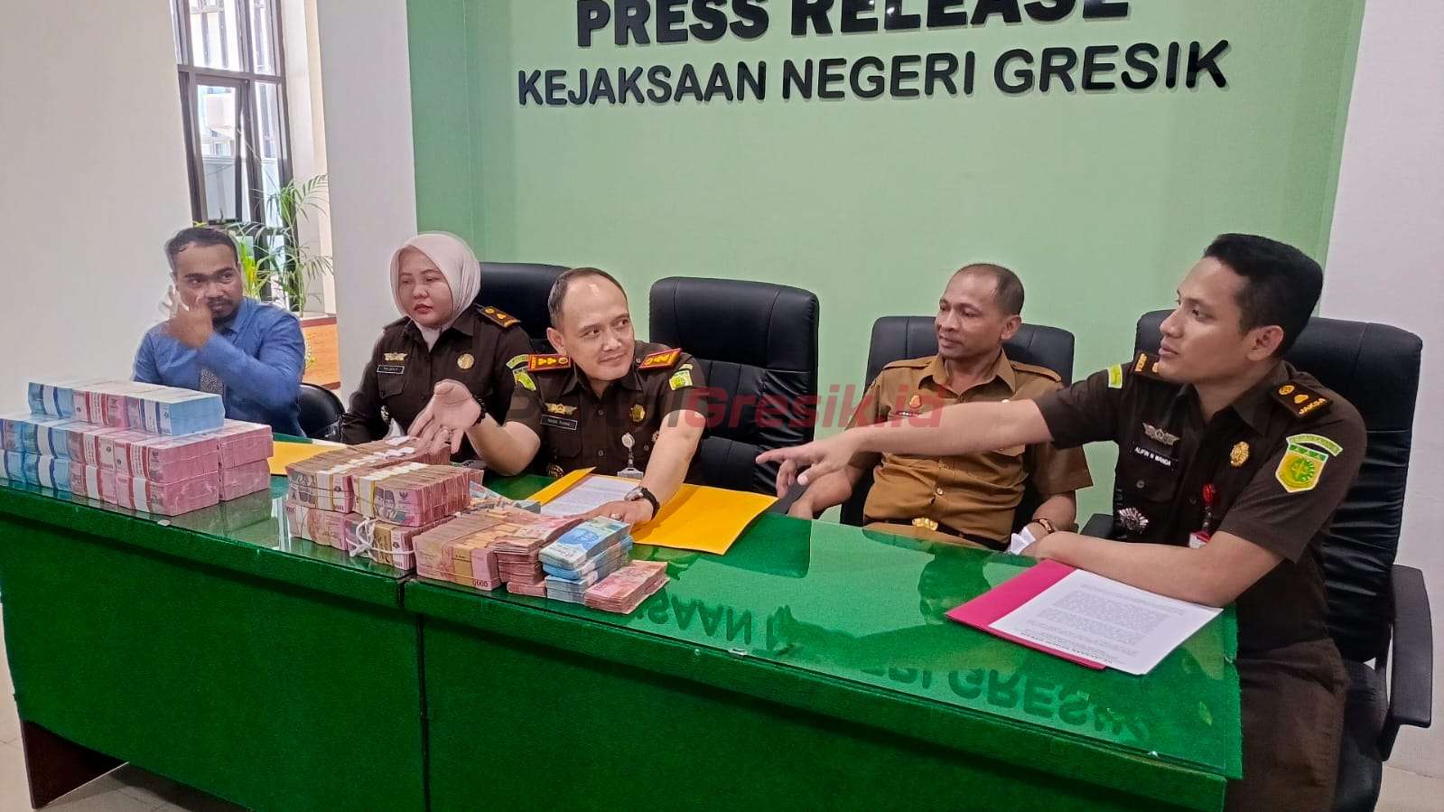 Kejaksaan Negeri (Kejari) Gresik menggelar jumpa pers terkait penyelamatan dan pemulian keuangan negara pada Senin (09/09/2024).