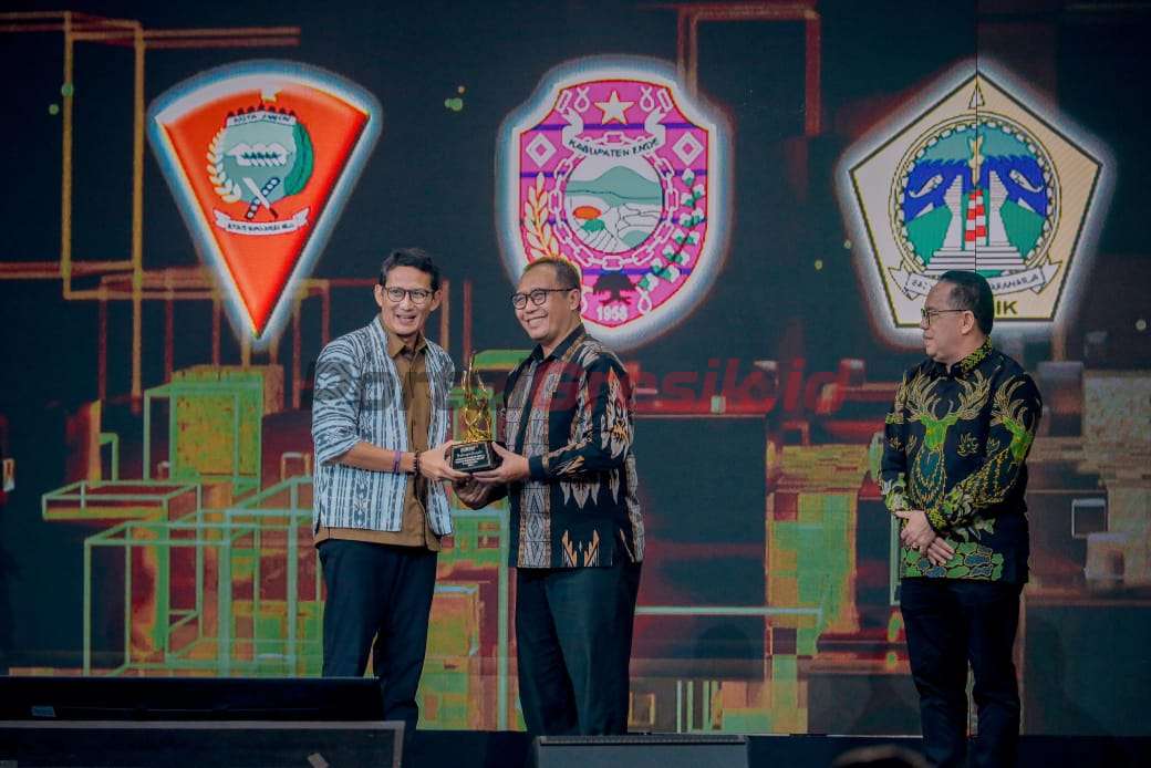 Menteri Pariwisata dan Ekonomi Kreatif (Menparekraf) Sandiaga Salahuddin Uno saat memberikan penghargaan kepada Sekretaris Daerah Kabupaten Gresik Achmad Washil, pada hari Rabu (11/09/2024).