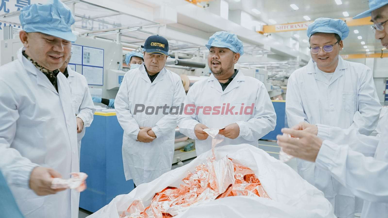 Bupati Gresik Fandi Akhmad Yani didampingi Kepala Kantor Bea dan Cukai Wahjudi Adrijianto dan Kepala Administrator KEK Ibnu Sina saat meninjau produksi PT Hailiang Nova Material di Kawasan Ekonomi Khusus (KEK) Java Integrated Industrial and Port Estate (JIIPE), Kamis (12/9/2024).