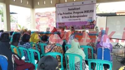 Sosialisasi 6 isu prioritas program INKLUSI'. Menghadirkan narasumber Ir Soerati Mardiyaningsih Msi, Sekretaris Pemberdayaan Perempuan dan Perlindungan Anak dan Kependudukan (DP3AK) Kabupaten Gresik, dengan peserta para perempuan yang ada di Desa Kedungsumber, Kamis (12/9/2024).
