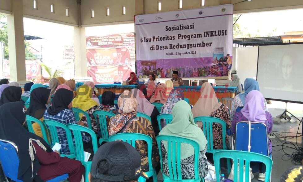 Sosialisasi 6 isu prioritas program INKLUSI'. Menghadirkan narasumber Ir Soerati Mardiyaningsih Msi, Sekretaris Pemberdayaan Perempuan dan Perlindungan Anak dan Kependudukan (DP3AK) Kabupaten Gresik, dengan peserta para perempuan yang ada di Desa Kedungsumber, Kamis (12/9/2024).