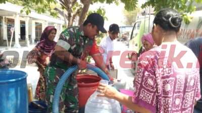 Alami Kekeringan Akibat Kemarau Panjang, BPBD Gresik Distribusikan Air Bersih Kepada Warga Tenggor Balongpanggang