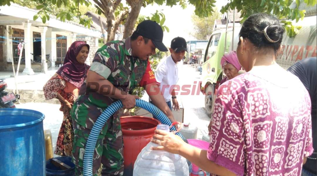 BPBD Gresik Dropping Air Bersih Mengatasi Kekeringan Warga Desa Tenggor