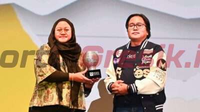 GM of Brand Management SIG, Sasha Media (kiri) menerima trofi penghargaan Customer Engagement Program Of The Year yang diserahkan oleh Editor in Chief Marketeers, Sigit Kurniawan (kanan) di The Ballroom at Djakarta Theater, Kamis (12/9/2024).
