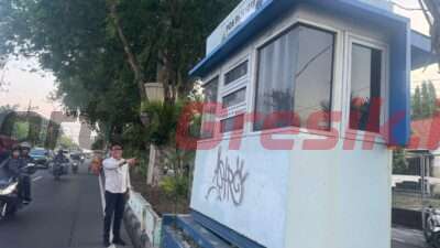 Ketua Sementara DPRD Gresik, Abdullah Hamdi saat melakukan inspeksi mendadak (sidak) pos pantau truk besar yang tersebar di beberapa titik strategis di Kabupaten Gresik pada Kamis pagi.