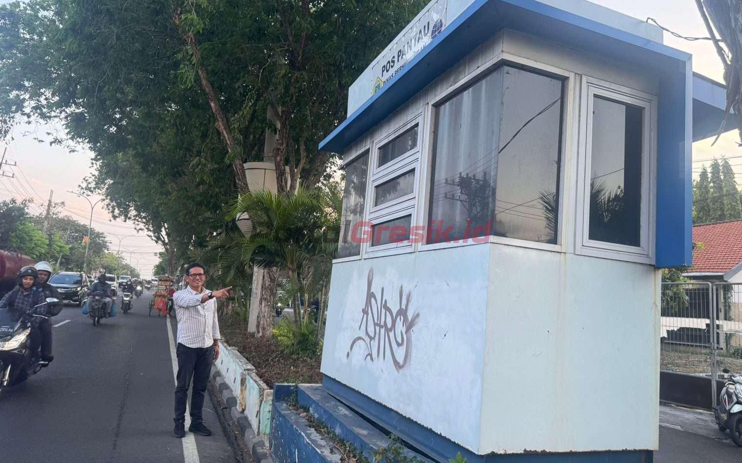 Ketua Sementara DPRD Gresik, Abdullah Hamdi saat melakukan inspeksi mendadak (sidak) pos pantau truk besar yang tersebar di beberapa titik strategis di Kabupaten Gresik pada Kamis pagi.