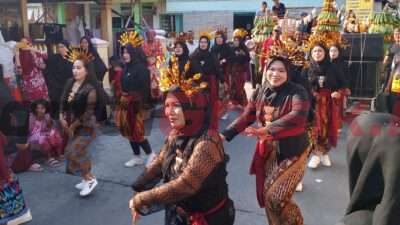 Kirab budaya keliling desa dalam rangka peringatan sedekah bumi Desa Pandanan, Kecamatan Duduksampean Gresik, Sabtu (14/09/2024).
