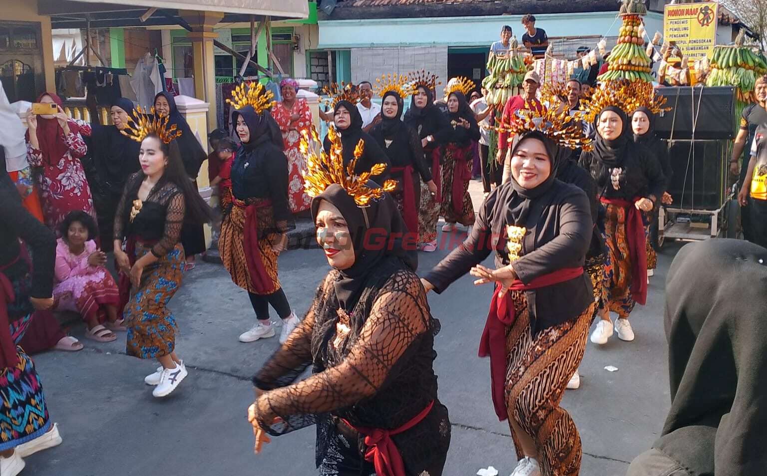 Kirab budaya keliling desa dalam rangka peringatan sedekah bumi Desa Pandanan, Kecamatan Duduksampean Gresik, Sabtu (14/09/2024).