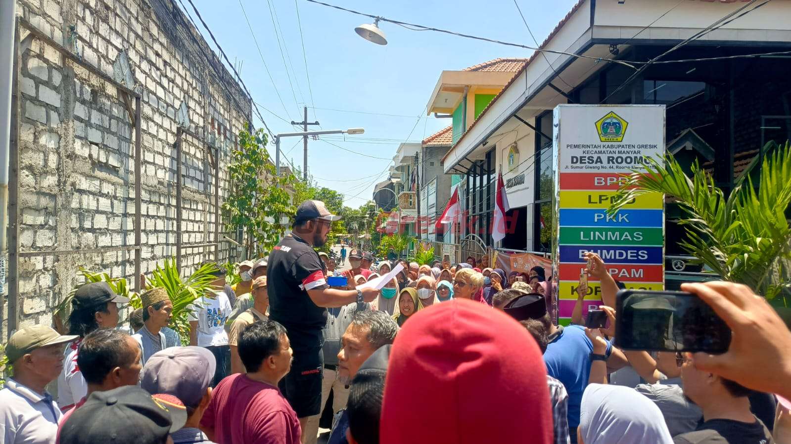 Warga Desa Roomo Kecamatan Manyar saat melakukan demo di depan Balai Desa, Selasa (17/09/2024)