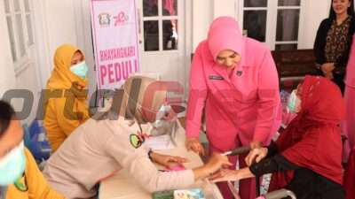 Peduli Sesama, Bhayangkari Cabang Gresik Bhakti Sosial Kesehatan di Panti Jompo Lestari