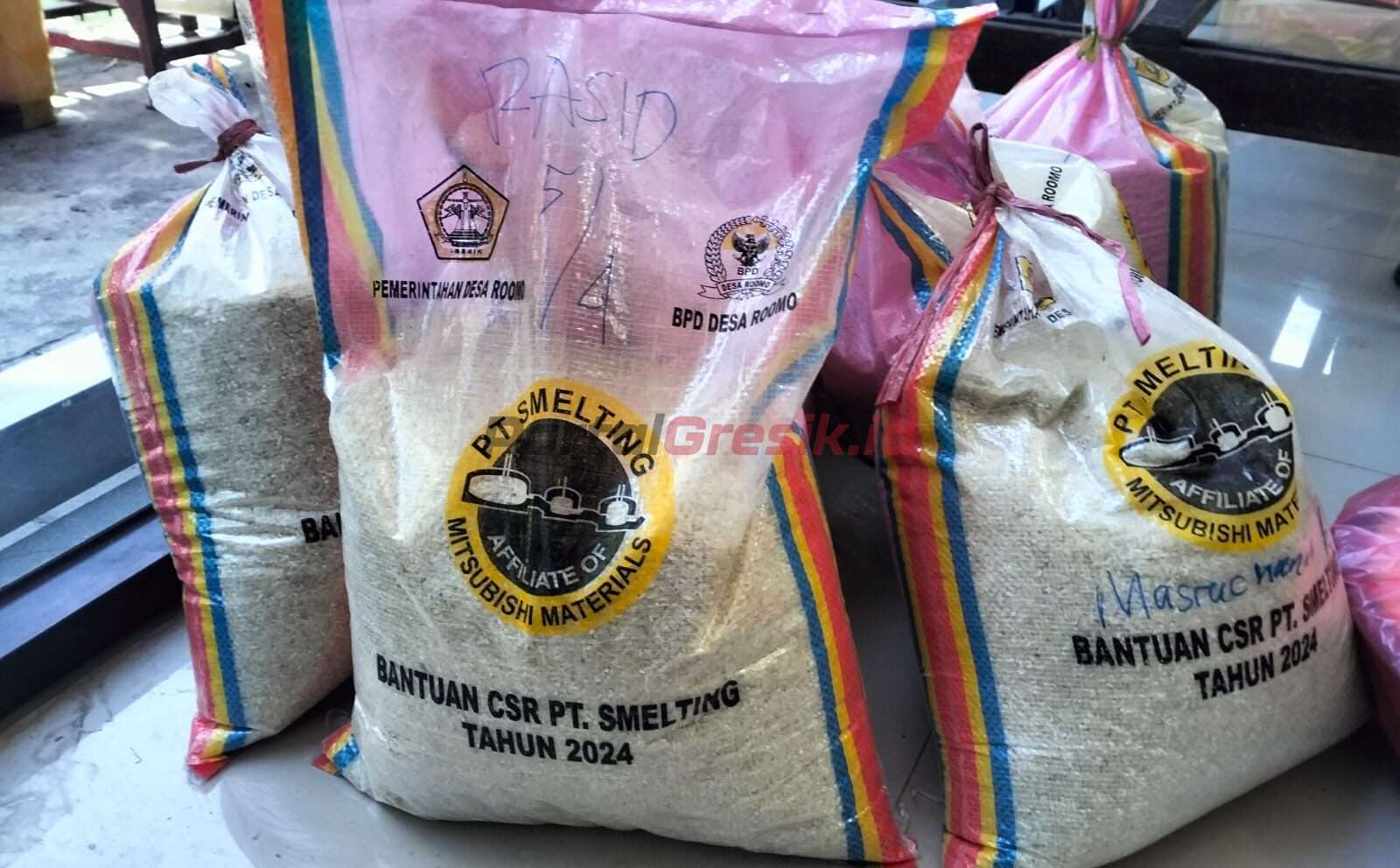Beras tak layak konsumsi yang diterima Warga Roomo Gresik dari Dana dana CSR dari PT Smelting