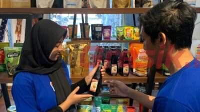 Sirop rasa buah kawista Sonaya dari Ahmad Soffa di ruang display Rumah BUMN SIG di Rembang.