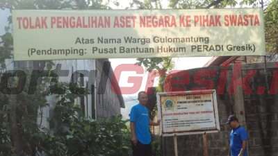 Ketua RT 7 RW 2 Desa Gulomantung, Achmad Zainul Agus (kiri) bersama warga Purwanto menunjukkan aset pemerintah yang akan disewakan ke swasta.