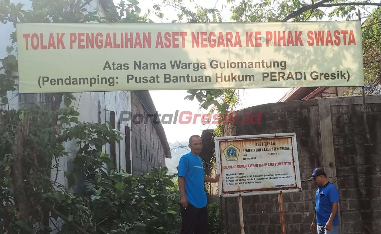 Ketua RT 7 RW 2 Desa Gulomantung, Achmad Zainul Agus (kiri) bersama warga Purwanto menunjukkan aset pemerintah yang akan disewakan ke swasta.