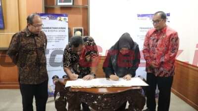 Wakil Bupati Gresik Aminatun Habibah saat melakukan penandatanganan Kerjasama dengan BBWS Bengawan Solo untuk Pengelolaan Sungai yang Berkelanjutan, Jumat (20/9/2024).