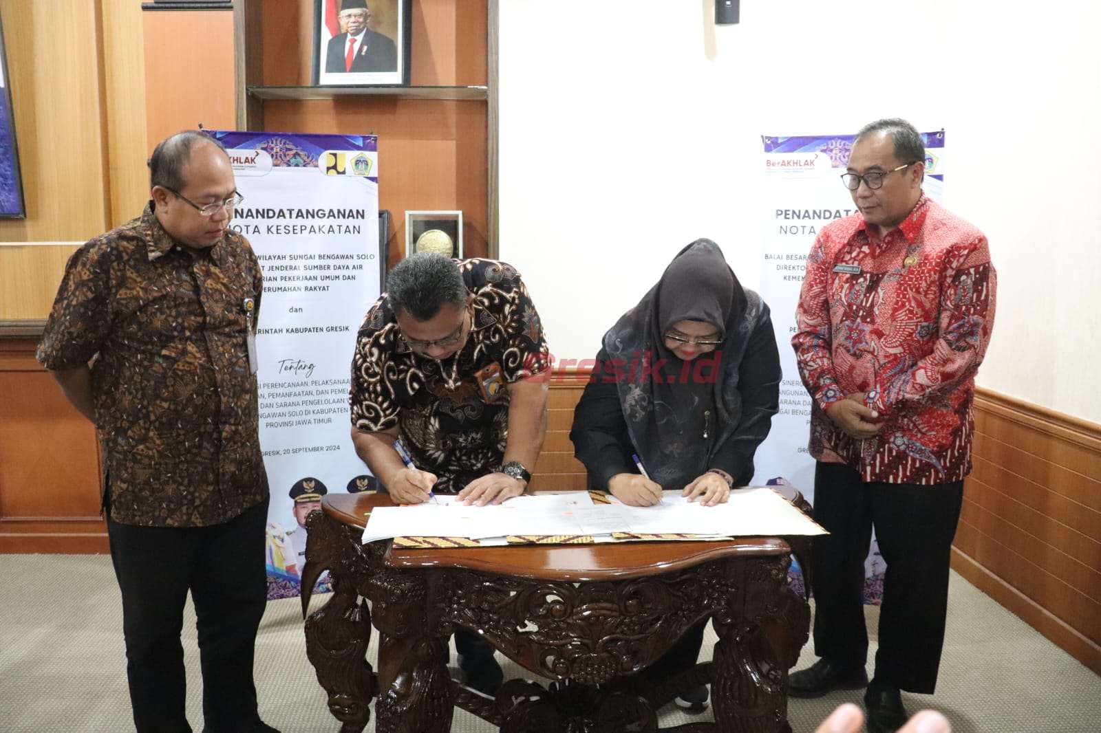 Wakil Bupati Gresik Aminatun Habibah saat melakukan penandatanganan Kerjasama dengan BBWS Bengawan Solo untuk Pengelolaan Sungai yang Berkelanjutan, Jumat (20/9/2024).