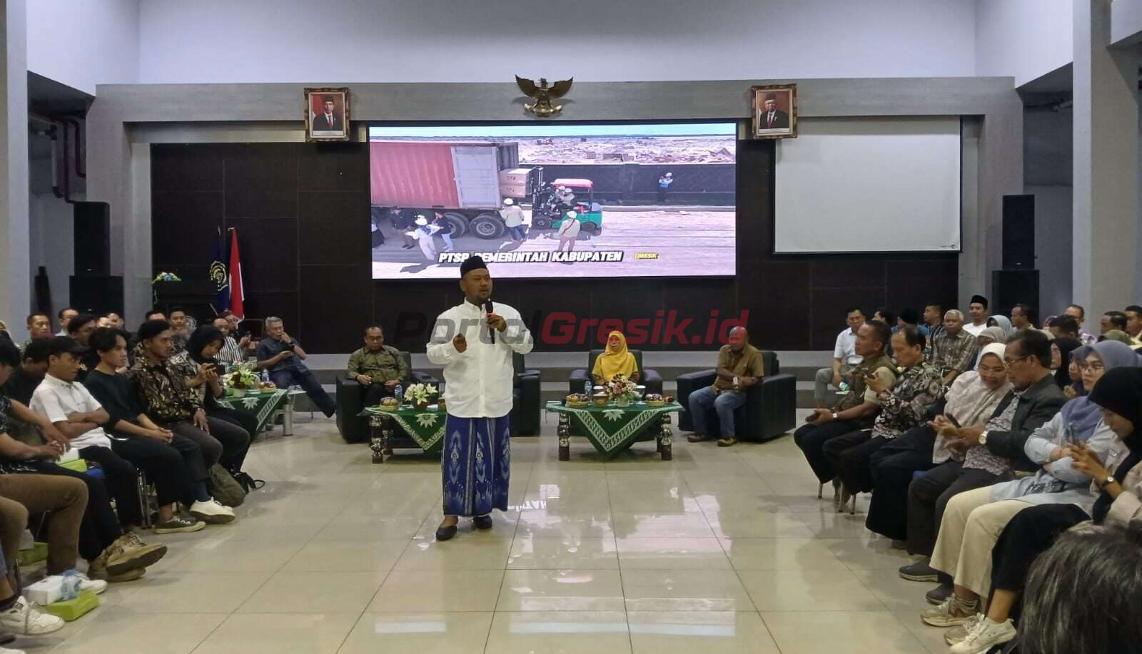 Bupati Gresik Fandi Ahmad Yani saat menghadiri Rembug Akur dan Mimbar Mahasiswa yang digelar di Hall Sang Pencerah, Universuitas Muhammadiyah Gresik, Sabtu (21/9/2024).