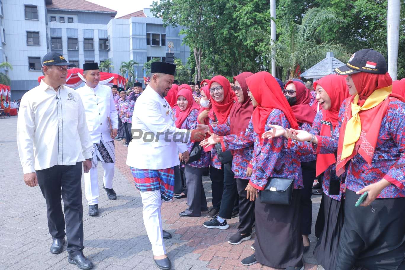 Bupati Gresik Fandi Ahmad Yani saat menyapa aparatur Desa usai Apel Kebangsaan Kemandirian Desa di halaman Kantor Bupati Gresik, Senin (23/9/2024).