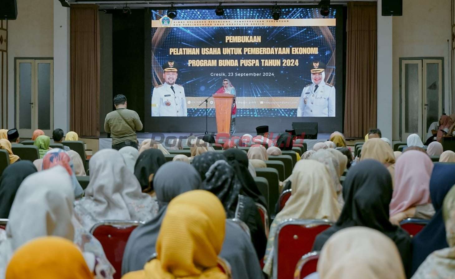 Wakil Bupati Gresik saat membuka kegiatan bertajuk Pelatihan Usaha Untuk Pemberdayaan Ekonomi Program Bunda Puspa Tahun 2024.