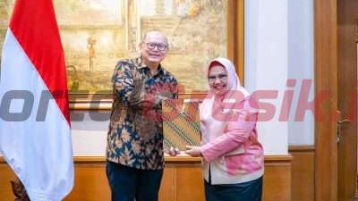 Wakil Bupati Gresik Aminatun Habibah saat menerima surat tugas sebagai pejabat sementara dari Pj. Sekretaris Daerah Provinsi Jawa Timur Bobby Soemiarsono di Kantor Gubernur Jawa Timur, Senin (23/09/2024).