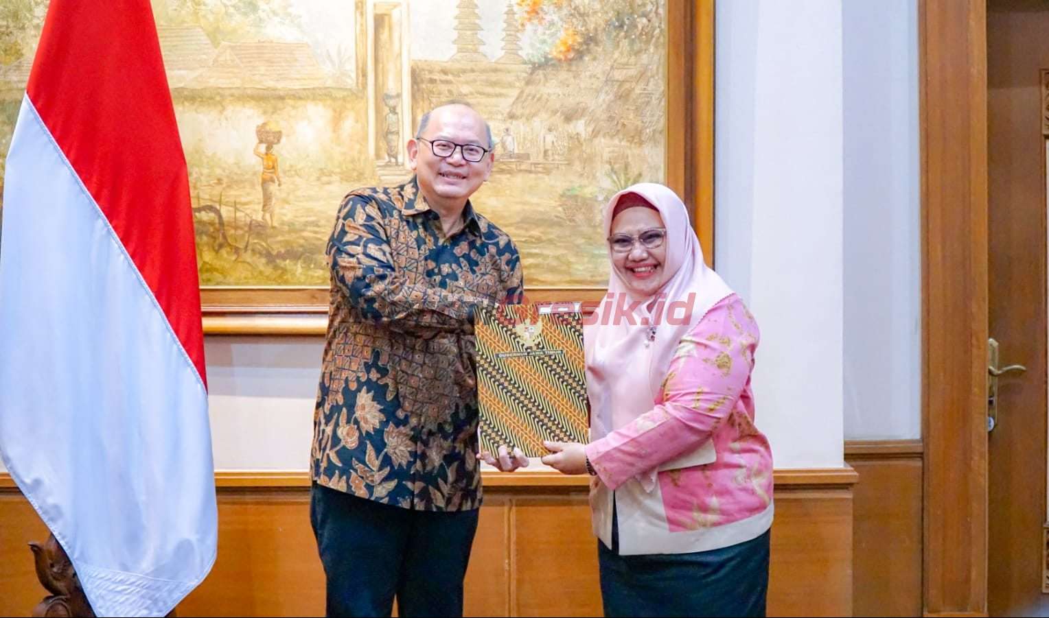 Wakil Bupati Gresik Aminatun Habibah saat menerima surat tugas sebagai pejabat sementara dari Pj. Sekretaris Daerah Provinsi Jawa Timur Bobby Soemiarsono di Kantor Gubernur Jawa Timur, Senin (23/09/2024).