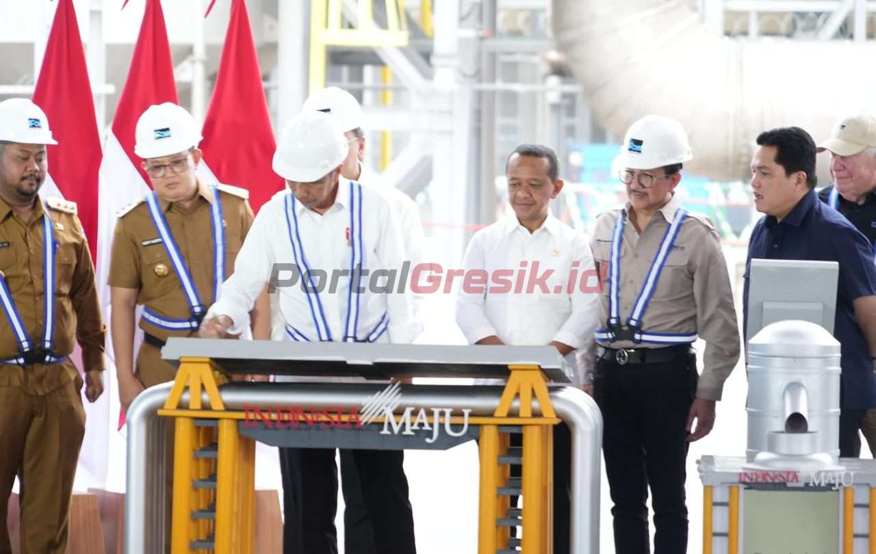 Penandatanganan prasasti Produksi Smelter PT Freeport oleh Presiden RI Joko Widodo dalam acara peresmian produksi Smelter PT Freeport Indonesia di Kawasan Ekonomi Khusus (KEK) Gresik, Jawa Timur, 23 September 2024.