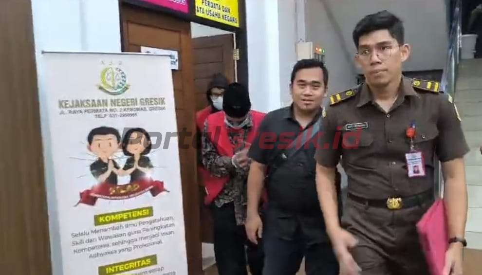 Ketiga tersangka diantaranya, Kepala Desa Roomo Tawqa Zainudin, Sekretaris Desa Rudi Hermansyah dan Ketua BPD Nur Hasyim. Ketiganya lansung dilakukan penahanan dan lansung dijebloskan ke Rutan Banjarsari, Kamis (26/09/2024) malam.