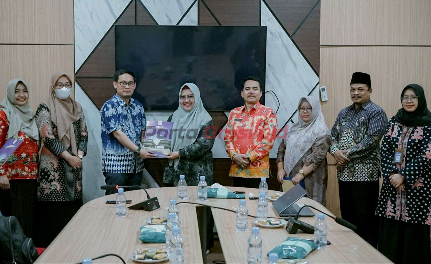 Plt Bupati Gresik Aminatun Habibah saat lakukan penandatanganan nota kesepahaman MoA peningkaatan kualitas SDM dengan Universitas Negeri Surabaya (UNESA) yang dilaksanakan di Kantor Dispendik Gresik, Jumat (27/09/2024).